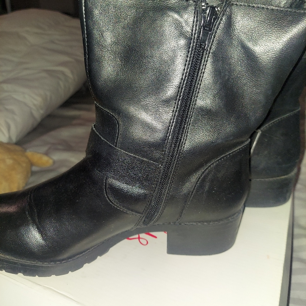 BOOTS - Picture 3 of 6